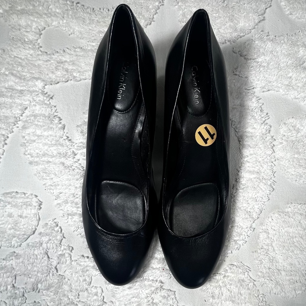 Calvin Klein Black 2.5 inch wedge comfort pumps size 11
